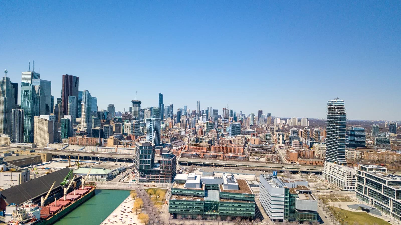 Vista da cidade de Toronto, no Canadá, ao entardecer
