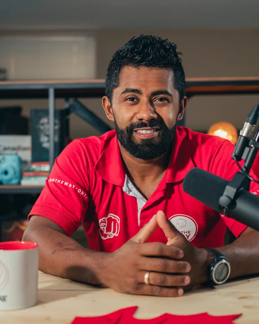 Carlos Alberto, o Kalove, fundador da On The Way, com a camisa da agência
